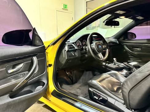 Used 2018 BMW M4 Coupe w/ Competition Package image 23