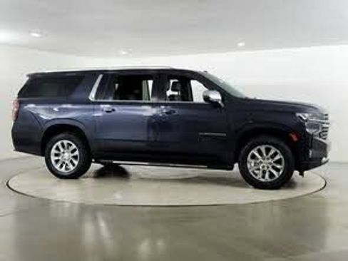 Used 2023 Chevrolet Suburban Premier image 3
