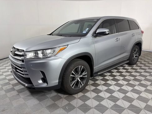 Used 2017 Toyota Highlander LE FWD image 3