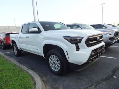 Used 2025 Toyota Tacoma SR5 AWD/4WD image 3