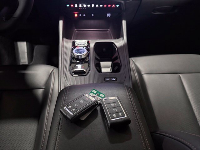 Used 2026 Jeep Cherokee Limited AWD/4WD image 32