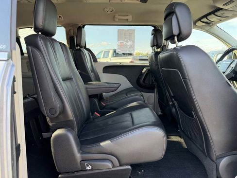 Used 2014 Chrysler Town & Country Touring-L w/ Driver Convenience Group FWD image 17