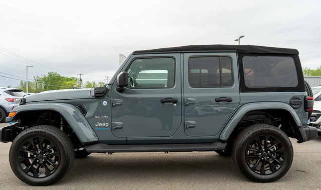 Used 2024 Jeep Wrangler Unlimited Sahara w/ Technology Group AWD/4WD image 9