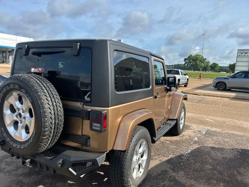 Used 2015 Jeep Wrangler Sahara w/ Dual Top Group AWD/4WD image 38