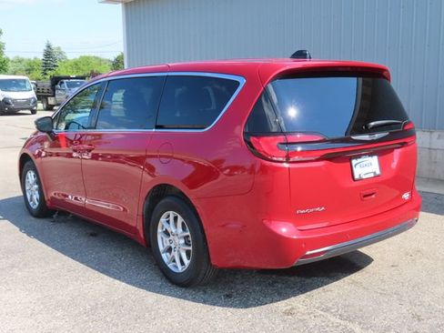 Used 2025 Chrysler Pacifica Select FWD image 10