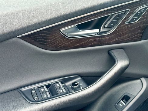 Used 2021 Audi Q8 Prestige w/ Prestige Package image 19