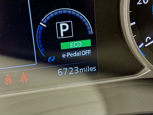 Used 2025 Nissan Leaf S image 19