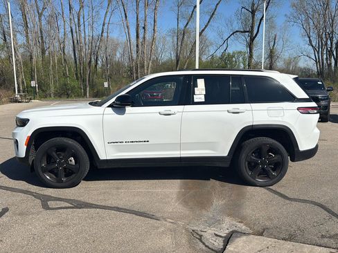 Used 2023 Jeep Grand Cherokee Altitude AWD/4WD image 2