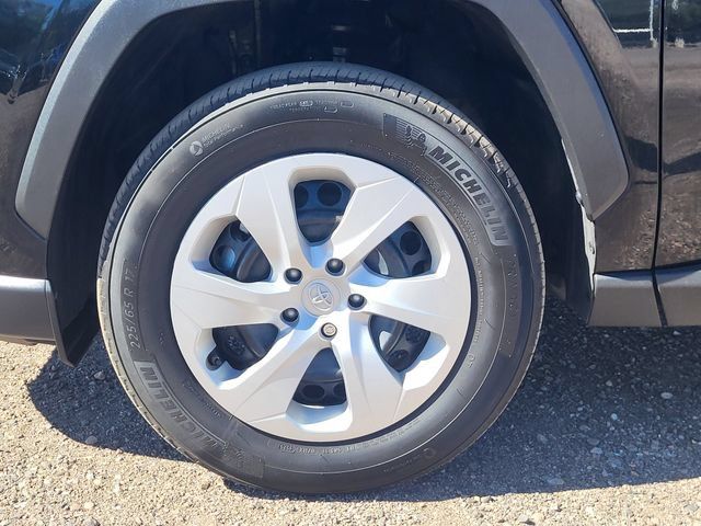 Used 2025 Toyota RAV4 LE AWD/4WD image 10