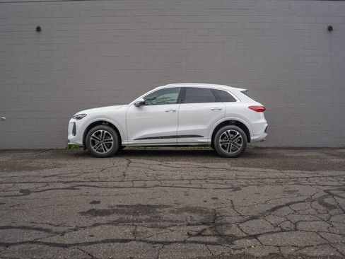 Certified 2025 Audi Q5 Premium w/ Convenience Package AWD/4WD image 2