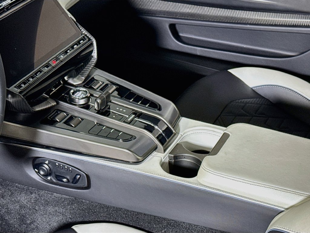 Used 2025 Aston Martin Vanquish RWD image 14
