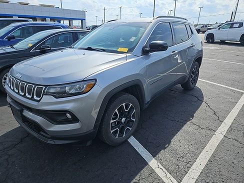 Used 2022 Jeep Compass Latitude image 3