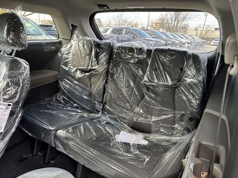 New 2026 Kia Carnival LX FWD image 21