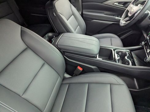 Used 2025 Chevrolet Traverse LT w/ Sun and Wheel Package image 11