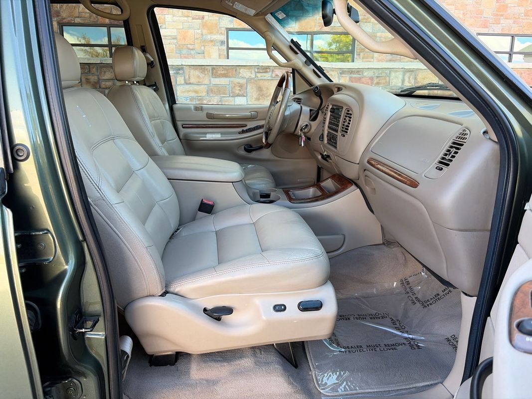 Used 2001 Lincoln Navigator 4WD image 24