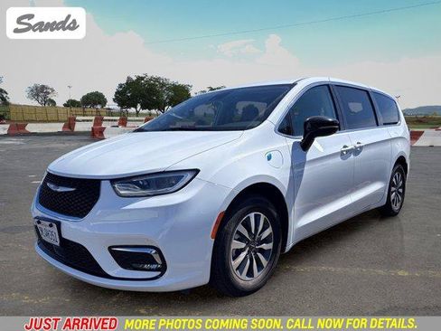 Used 2024 Chrysler Pacifica Limited FWD image 1
