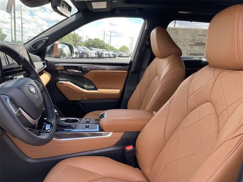 New 2026 Toyota Highlander Platinum image 10