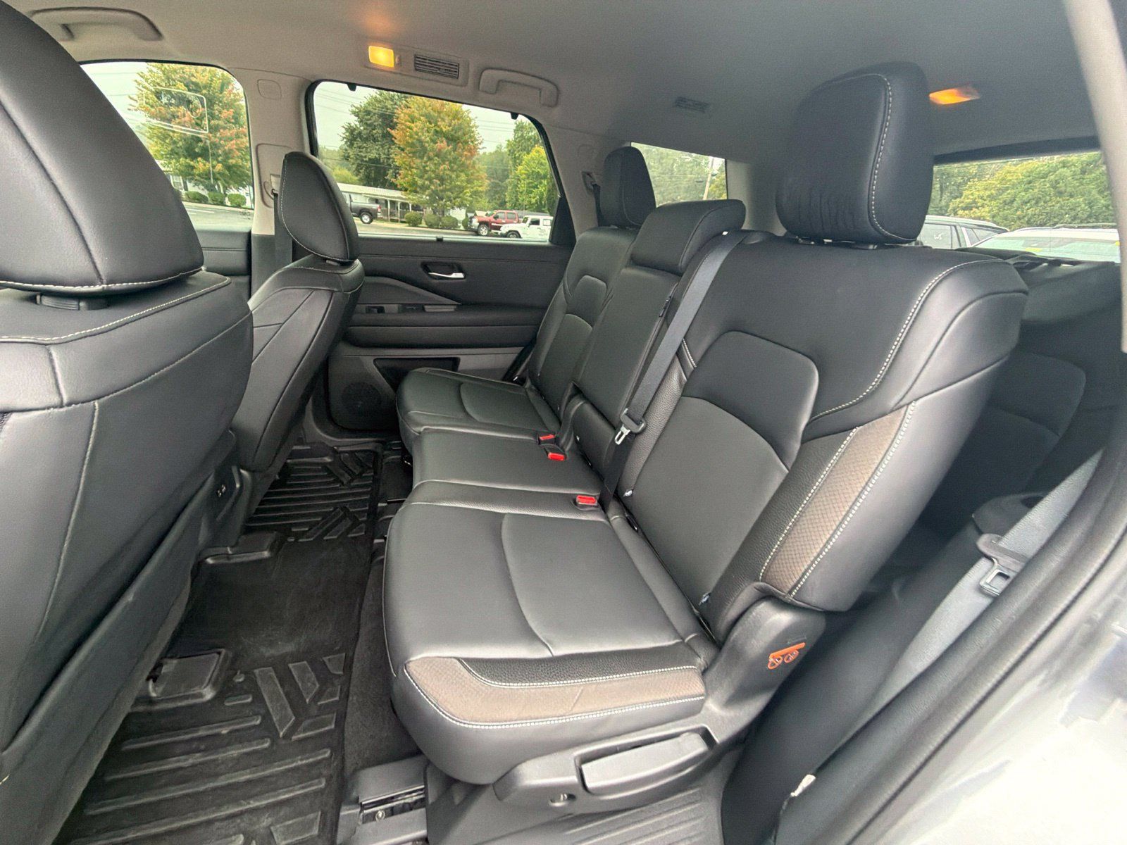 Used 2022 Nissan Pathfinder SL AWD/4WD image 25