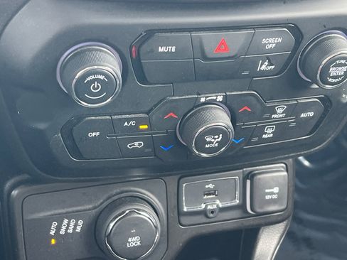 Used 2023 Jeep Renegade Latitude image 18