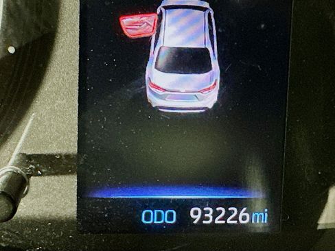 Used 2020 Toyota Corolla LE image 18