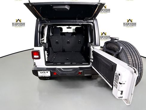 Used 2022 Jeep Wrangler Unlimited Sahara AWD/4WD image 29
