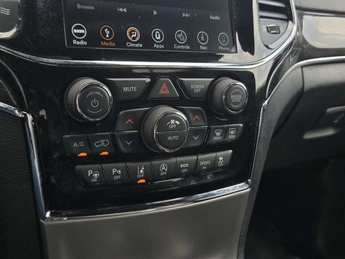 Used 2019 Jeep Grand Cherokee Overland AWD/4WD image 26