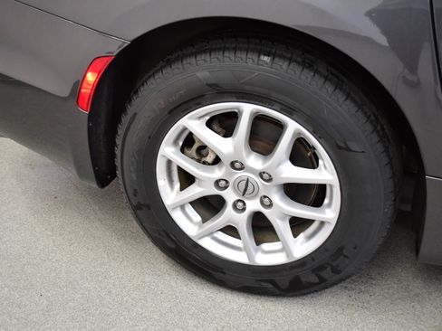 Used 2023 Chrysler Pacifica Touring-L image 38