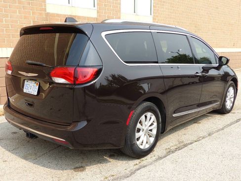 Used 2019 Chrysler Pacifica Touring-L FWD image 10