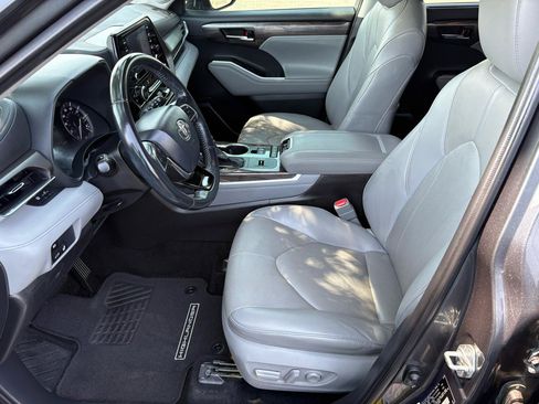 Used 2021 Toyota Highlander Limited FWD image 12