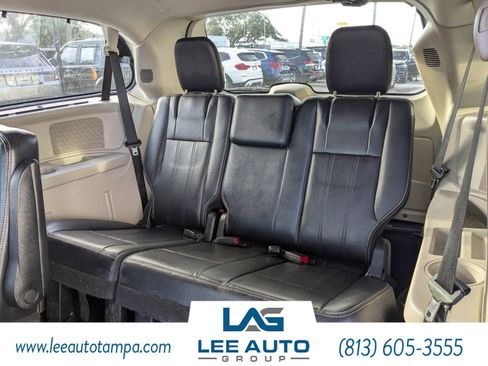 Used 2013 Chrysler Town & Country Touring-L image 12