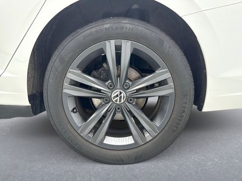 Used 2023 Volkswagen Jetta SE w/ Panoramic Sunroof Package FWD image 24
