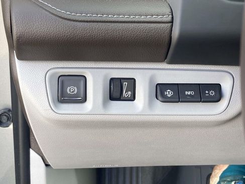 Used 2023 GMC Acadia SLT w/ Technology Package image 30