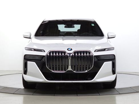 Used 2024 BMW 760i xDrive w/ Premium Package 2 AWD/4WD image 2
