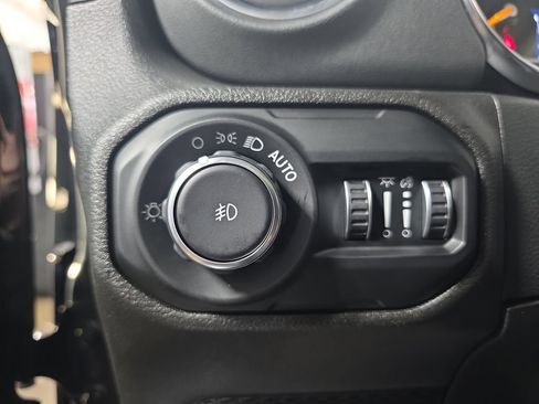 Used 2021 Jeep Wrangler Unlimited Sahara AWD/4WD image 25