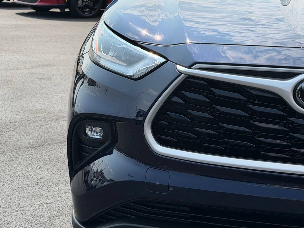 Used 2020 Toyota Highlander XLE AWD/4WD image 2
