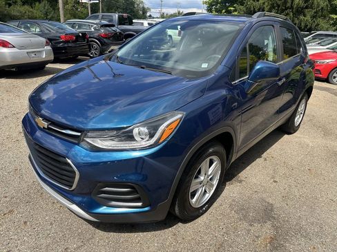 Used 2020 Chevrolet Trax LT w/ LT Convenience Package FWD image 2