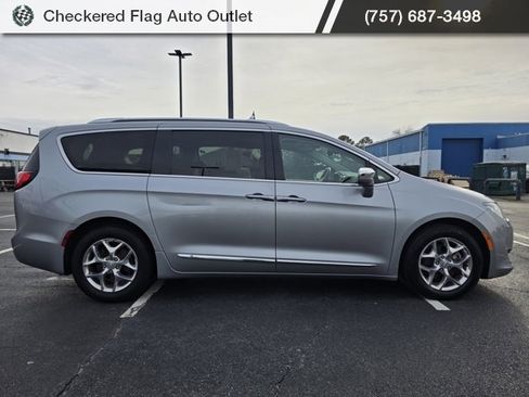 Used 2018 Chrysler Pacifica Limited image 9