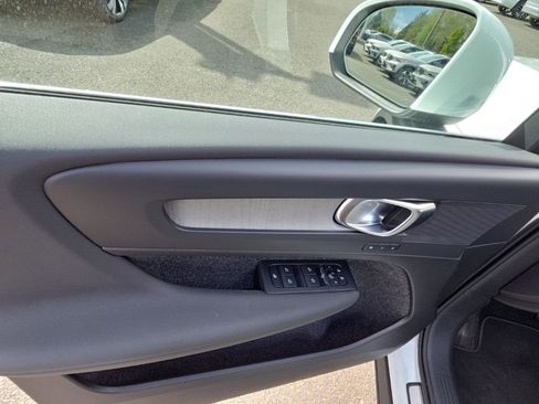 Certified 2025 Volvo XC40 B5 Plus image 3