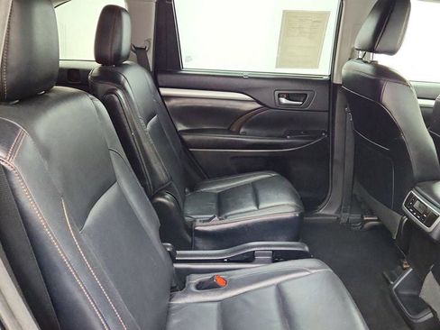 Used 2018 Toyota Highlander XLE AWD/4WD image 24
