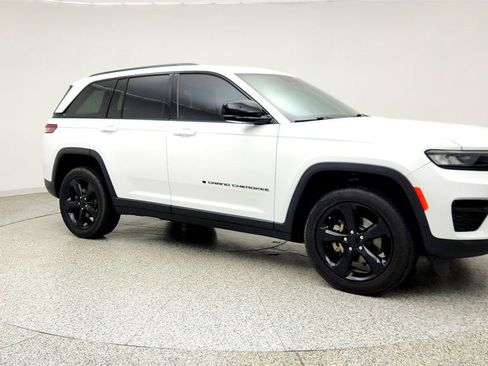 Used 2023 Jeep Grand Cherokee Altitude AWD/4WD image 3