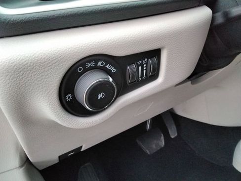 Used 2024 Chrysler Pacifica Touring-L image 27