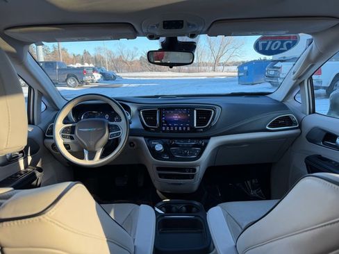 Used 2017 Chrysler Pacifica Platinum image 2