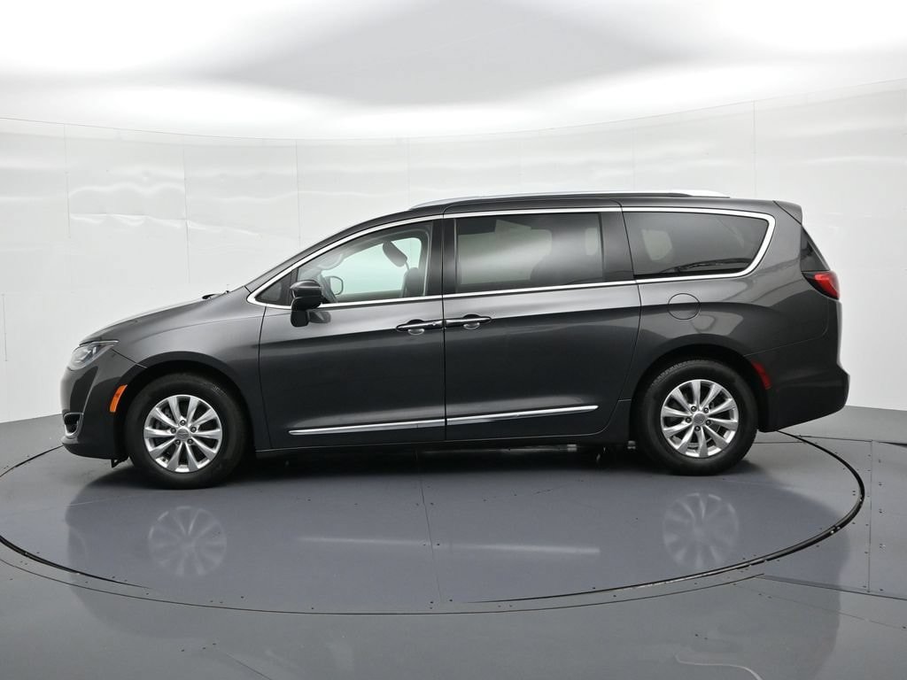 Used 2018 Chrysler Pacifica Touring-L FWD image 9