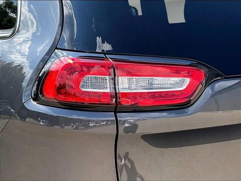 Used 2017 Jeep Cherokee Latitude w/ Cold Weather Group AWD/4WD image 27