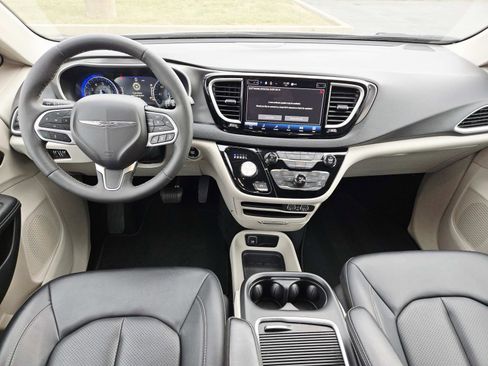 Used 2024 Chrysler Pacifica Touring-L image 10