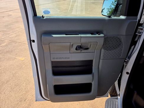 Used 2011 Ford E-150 and Econoline 150 Wagon RWD image 14