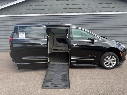 Used 2020 Chrysler Pacifica Touring-L w/ Tire & Wheel Group FWD image 2