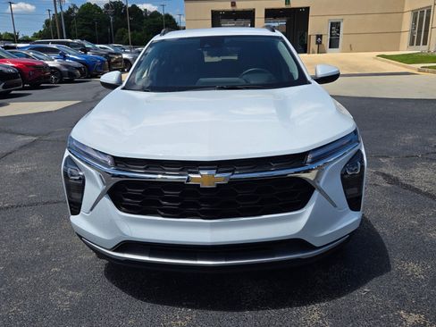 Used 2025 Chevrolet Trax LT w/ LT Convenience Package FWD image 2