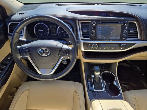 Used 2018 Toyota Highlander XLE image 19