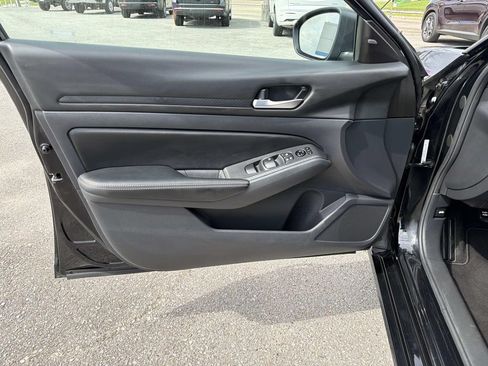 Used 2025 Nissan Altima 2.5 SV FWD image 19